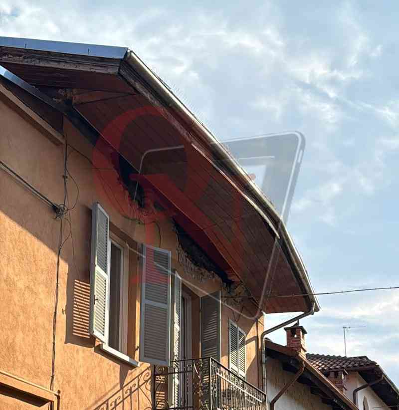 caselle tetto cede in via leini