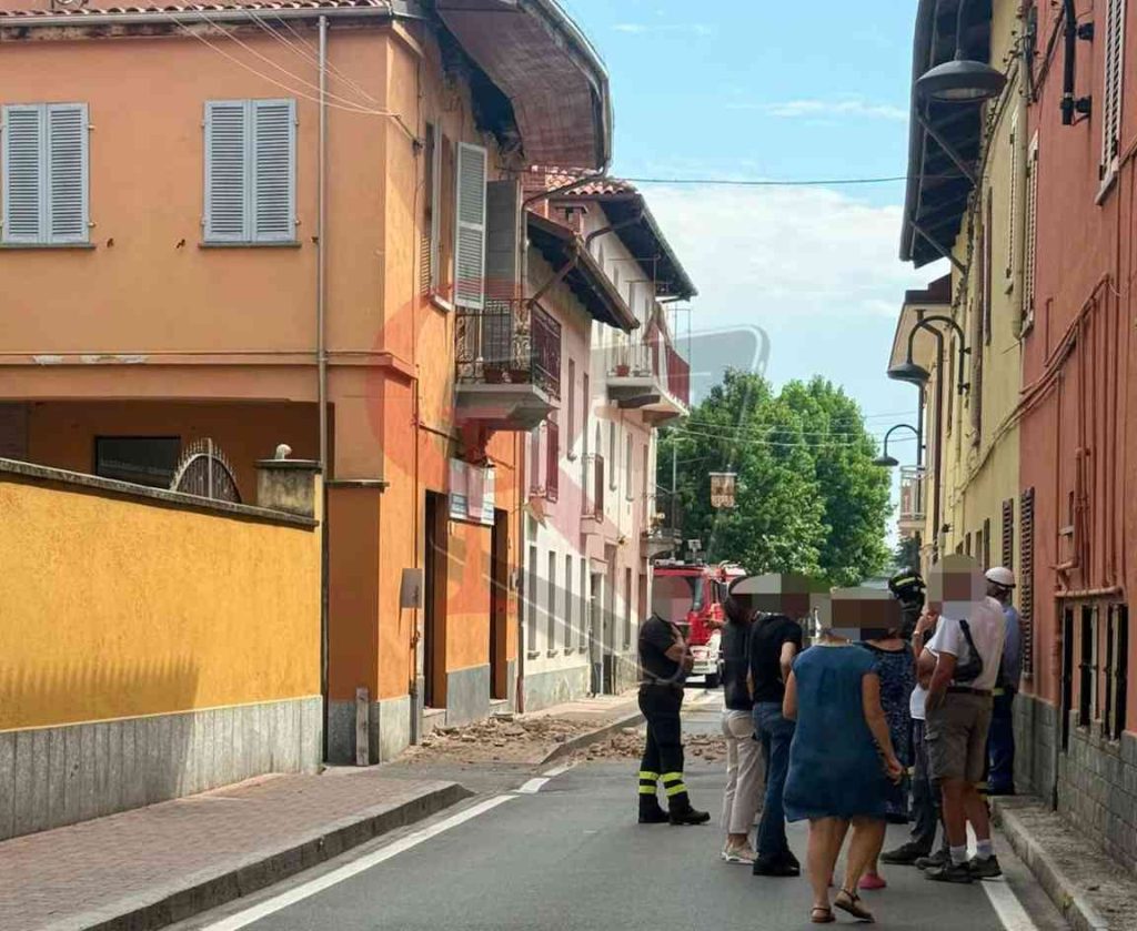 caselle tetto cede in via leini