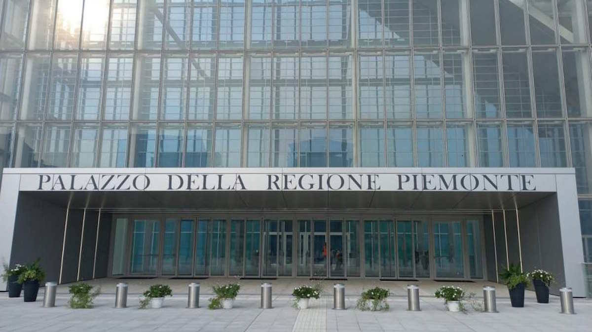 Palazzo della Regione Piemonte a Torino, documenti contabili e grafici di dati finanziari su tavolo, immagine di approfondimento