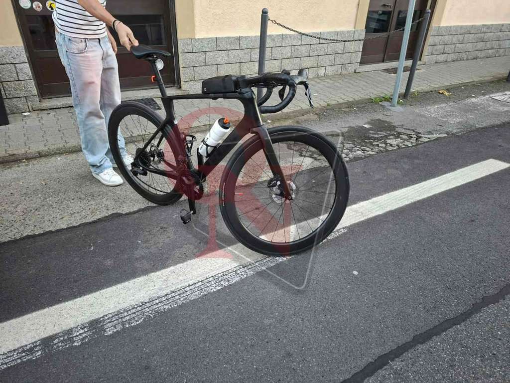 castellamonte auto e bicicletta in via romana