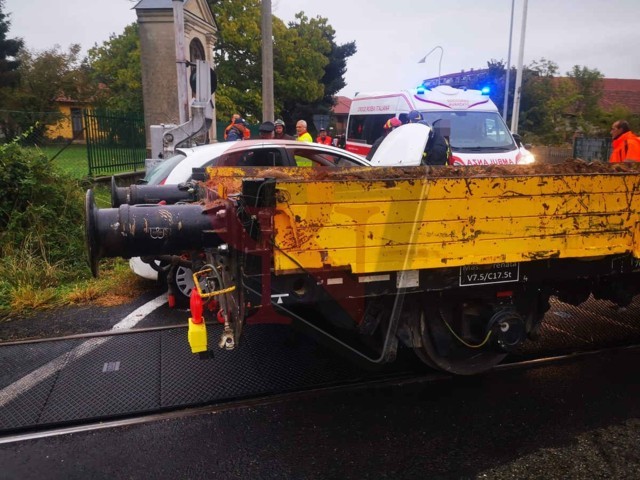 valperga auto contro treno