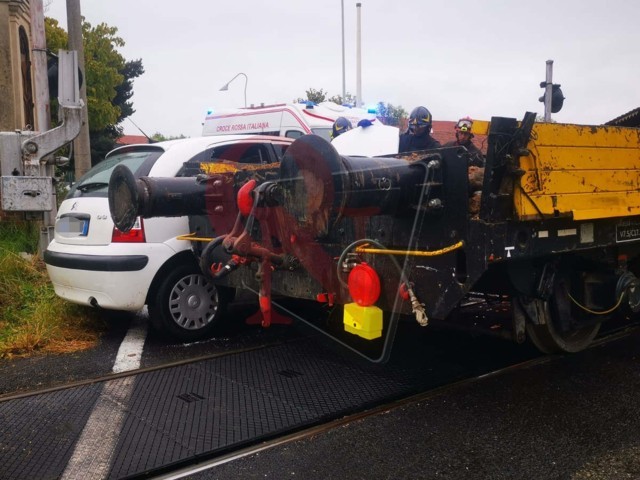 valperga auto contro treno