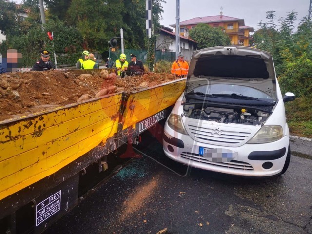 valperga auto contro treno