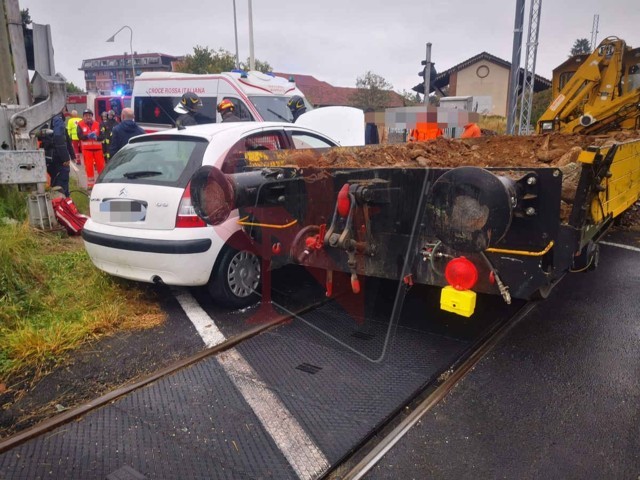 valperga auto contro treno